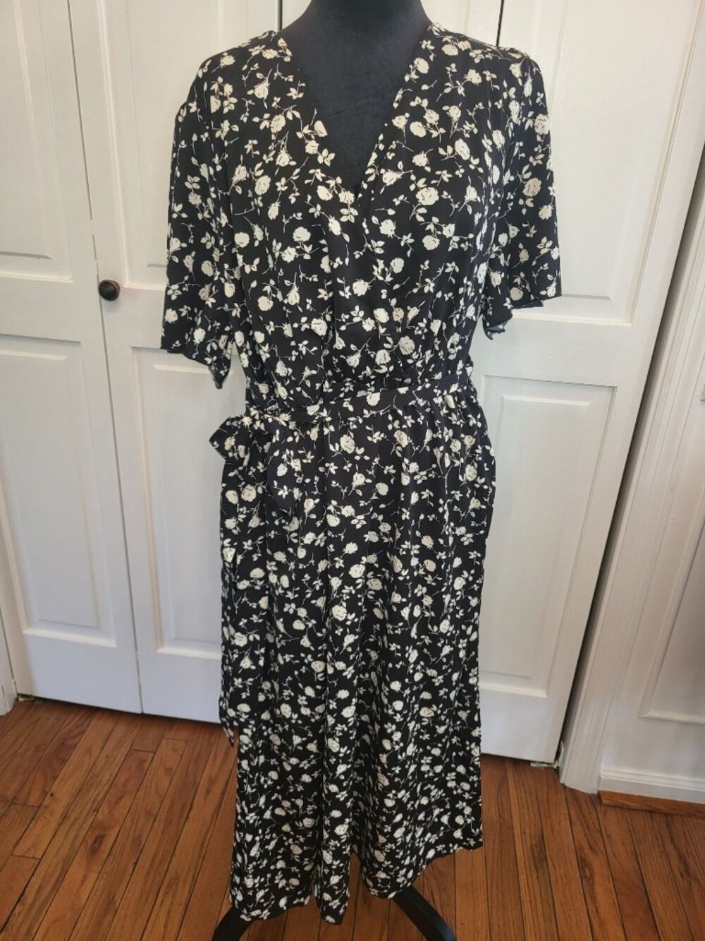 NWOT Black White Faux Wrap Midi Dress Elastic 1X Cottage Church Vacation Party